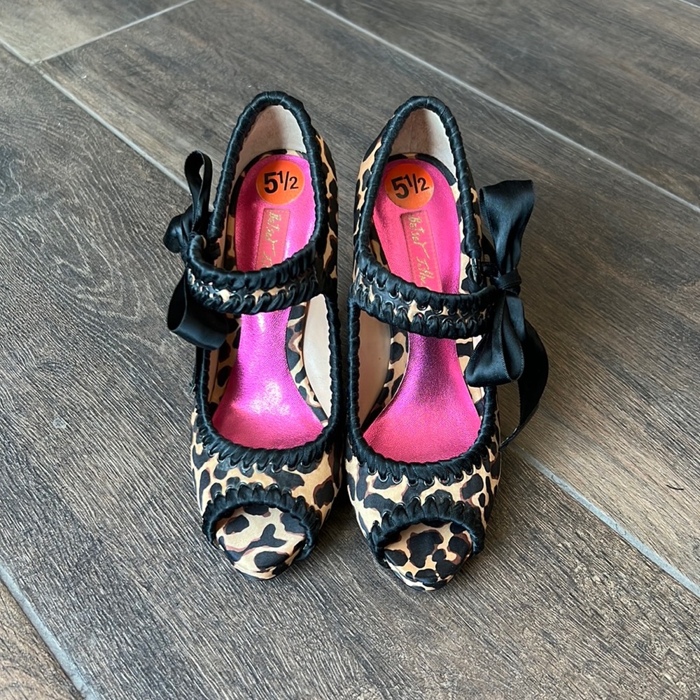 Animal print Betsy Johnson heels with cute side ribbon bow enclosure! Worn once!